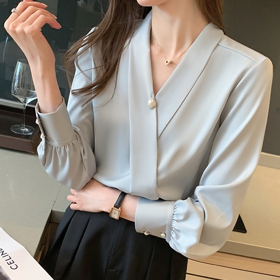 トップス ブラウス パール ボタン Vネック 長袖 レディース きれいめ 上品 エレガント 大きいサイズ 大きめ S М L XL 2XL ブルー 青 水色 くすみカラー お洒落 オシャレ かわいい 