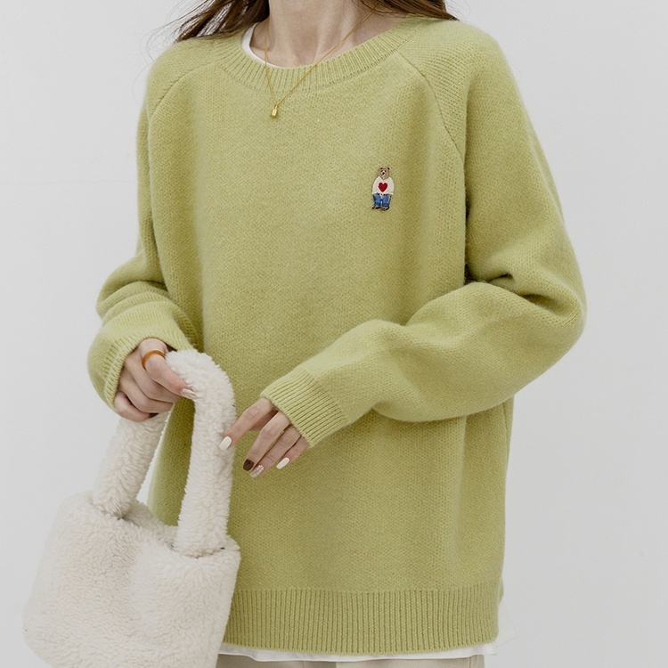 トップス ニット セーター クマちゃん 刺繍 ゆったり 長袖 レディース シンプル カジュアル ラフ グリーン ベージュ くすみカラー ルーズ ゆる リラックス 萌え袖 休日 お出かけ 公園 体型カバ