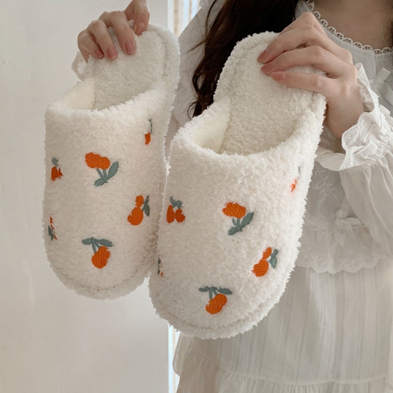 ルームシューズ スリッパ ボア もこもこ ふわふわ レディース 刺繍 さくらんぼ チェリー かわいい 大人可愛い 韓国 トレンド 流行 エレガント 高級感 春 秋 冬 姫系 ロリータ 量産型 室内 部