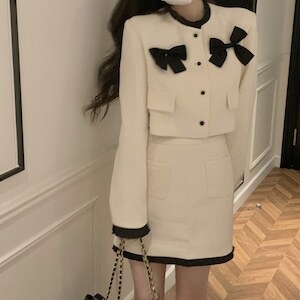セットアップ スーツ レディース ミニスカート タイトスカート ノーカラージャケット ショート丈 クロップド丈 長袖 ラウンドネック リボン ポケット バイカラー 上下セット 2点セット かわいい 大