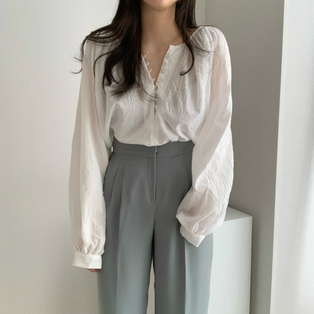 シャツ レディース トップス ブラウス S M L ホワイト 白 ブラック 黒 大人カラー モノトーン 無地 春 秋 長袖 ふんわり袖 Vネック ラウンドネック ボタン ショート丈 ミドル丈 ストレー